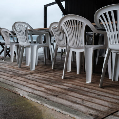 Decoración versátil con sillas plásticas en Panamá